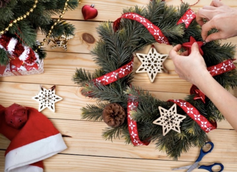 Holiday Wreath Decorating 